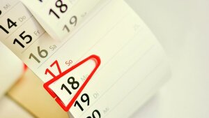 Kalender mit Markierungspfeil